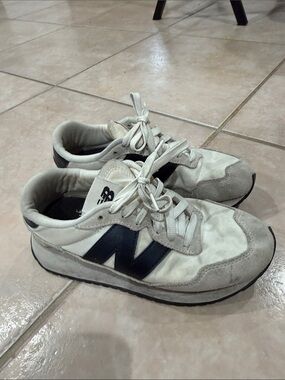 New Balance White and Black Retro-Style Lace-Up Sneakers @@@